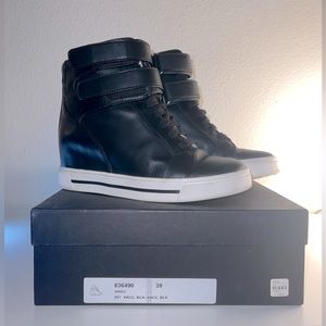 marc by marc jacobs GORGEOUS LIKE NEW black leather wedge sneakers!